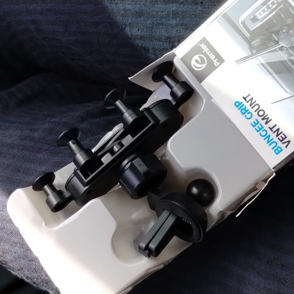 New in box phone vent mount for car 🚗  🤳📱 drive handsfree navigation 🧭 - Picture 2 of 5